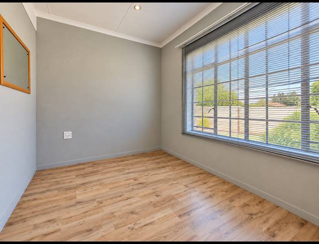 2 BEDROOM RETIREMENT UNIT FOR SALE IN THREE RIVERS EAST